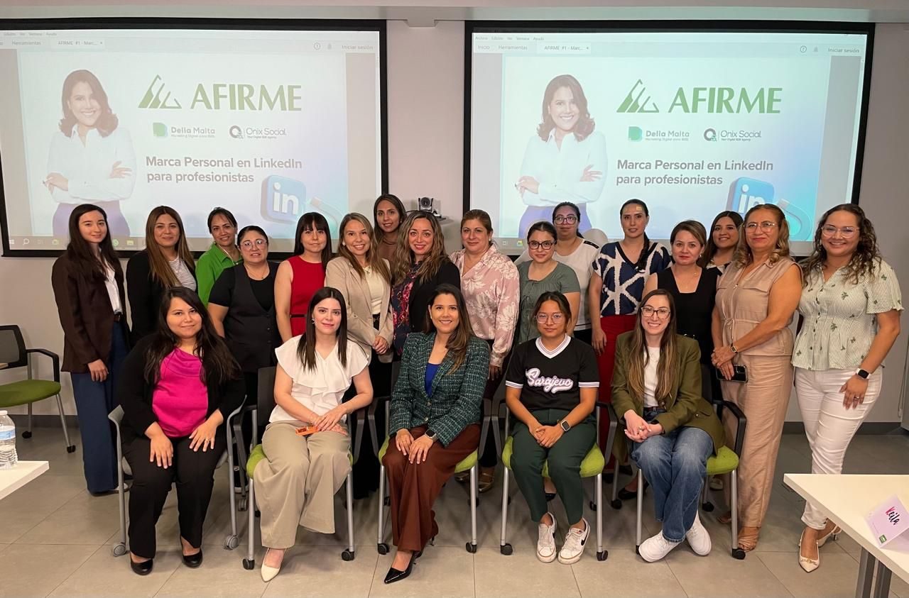 Delia Malta con participantes de un taller de marca personal en LinkedIn para AFIRME