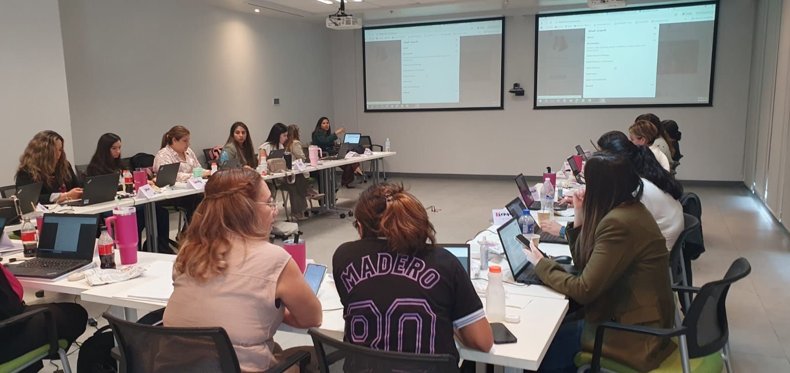 Participantes trabajando su perfil de LinkedIn en un taller de Delia Malta